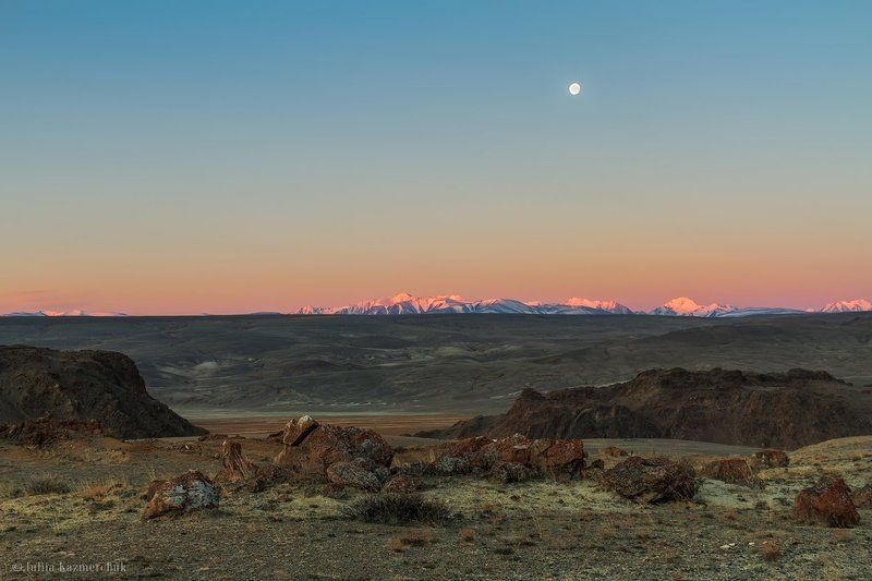 горы, степь, котловина, рассвет, восход, луна, камни, снег, вершина, хребет, скала, Чуйская степь, Южно-Чуйский хребет, Горный Алтай По ту сторону рассвета фото превью
