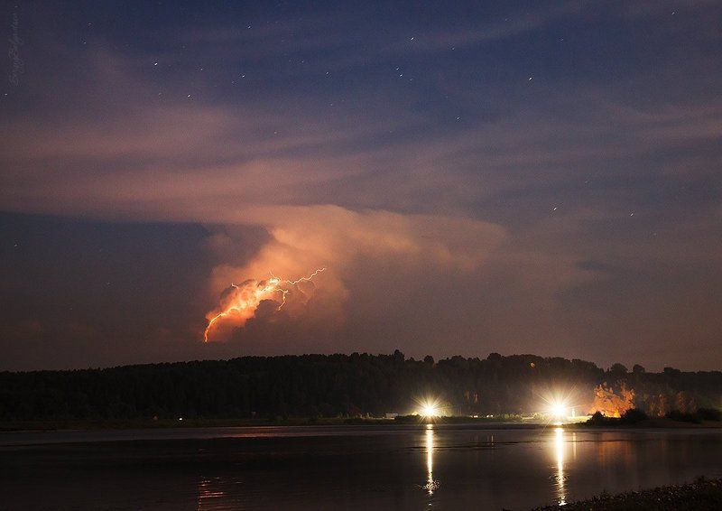 фонарь, Усть-Мрасс, улица, тучи, Томь, тайга, созвездие, свет, река, посёлок, огни, ночь, небо, молния, лес, Кассиопея, гроза, горы, берег * * * фото превью