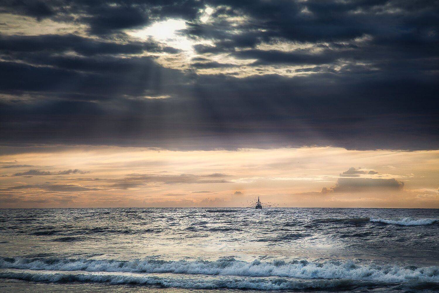 домой, рыбацкая лодка, закат, солнечные лучи, солнце, тучи, пляж, волны,, Андрей Огнев