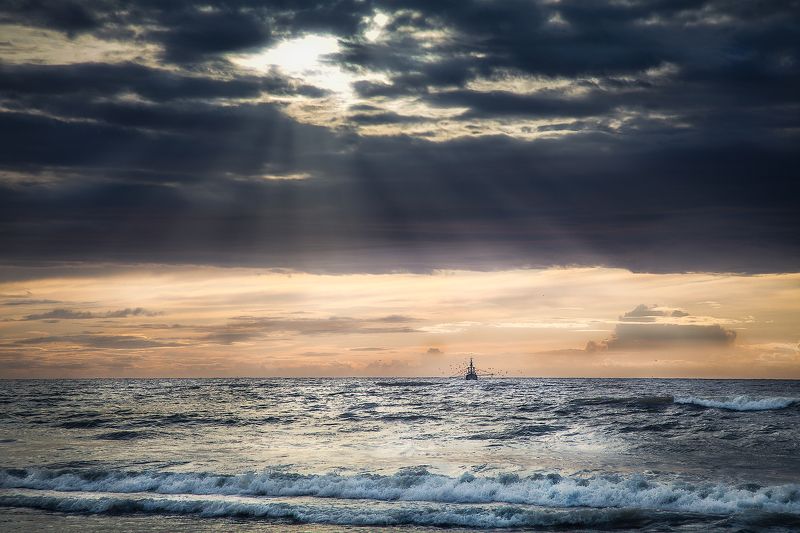 домой, рыбацкая лодка, закат, солнечные лучи, солнце, тучи, пляж, волны, *Домой* фото превью