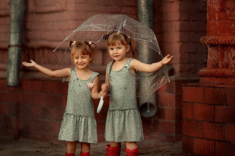 портрет, дарья громова, фотография, фото, фотоарт, фотограф, закат, детский портрет, дети, ребенок, сестры, малыш, девочка, мальчик, детская, фотосессия, фотосъемка, дождик, зонтик, улыбка В дождь фото превью