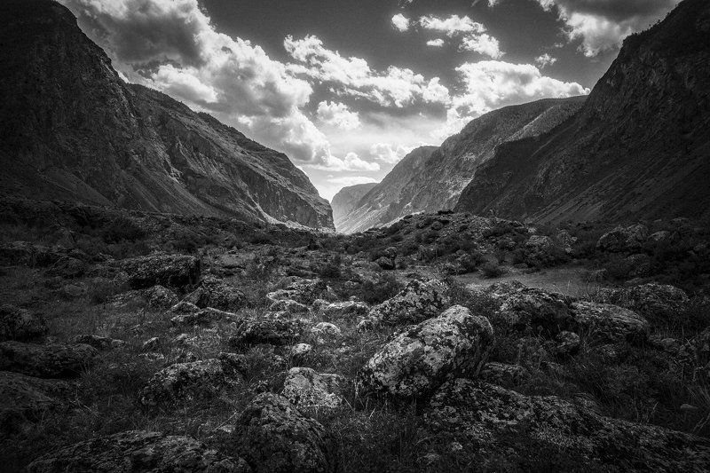 горы, долина, облака, камни, свет, алтай В долине фото превью