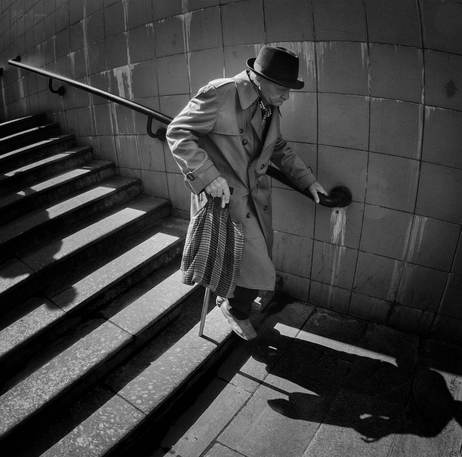 мужчина,  улица,  жанр,  ступени,  тени, Roma Krasov ( Chitinskiy )