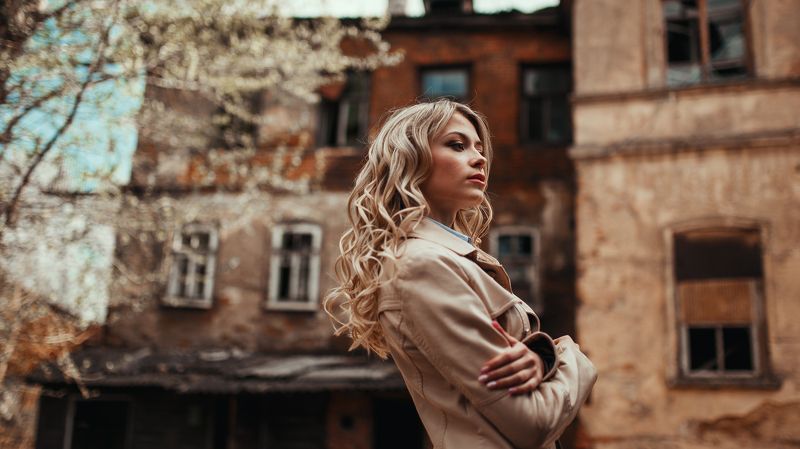 девушка, портрет, улица, двор, архитектура, винтаж Полина фото превью