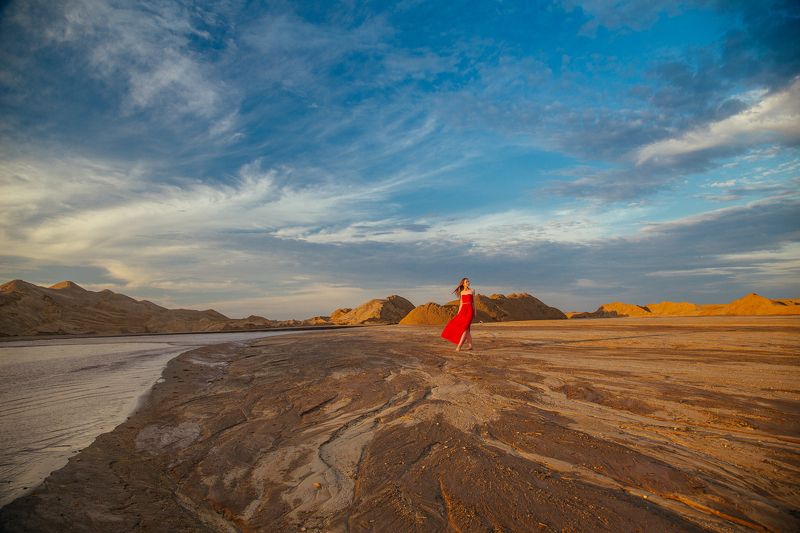 В красном платье фото превью