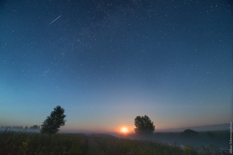 Восход Луны и метеор из потока Персеиды фото превью
