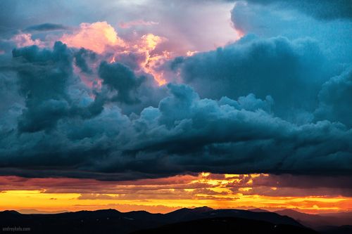 Продолжение заката на высоте 3000 метров.