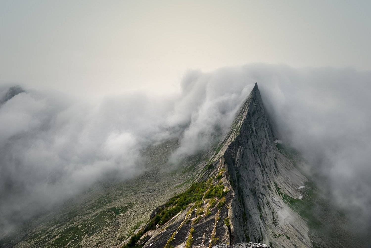 peak, nature, landscape, rock, mount, mountain, range, ergaki, high, природа, пейзаж, красивая, spectacular, big, high, большой, высокий, горы, скалы, вершина, пик, камни, туман, fog, mist, ergaki, sayan, travel, krasnoyarski krai, облака, густой, thick, Дмитрий Антипов