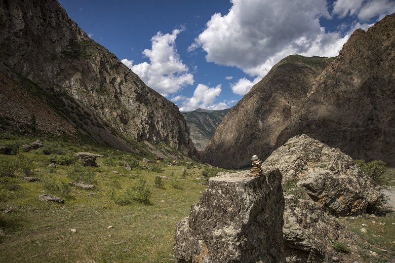 горы, долина, камни, солнце, свет, тени, облака, лето, путешествие В долине фото превью