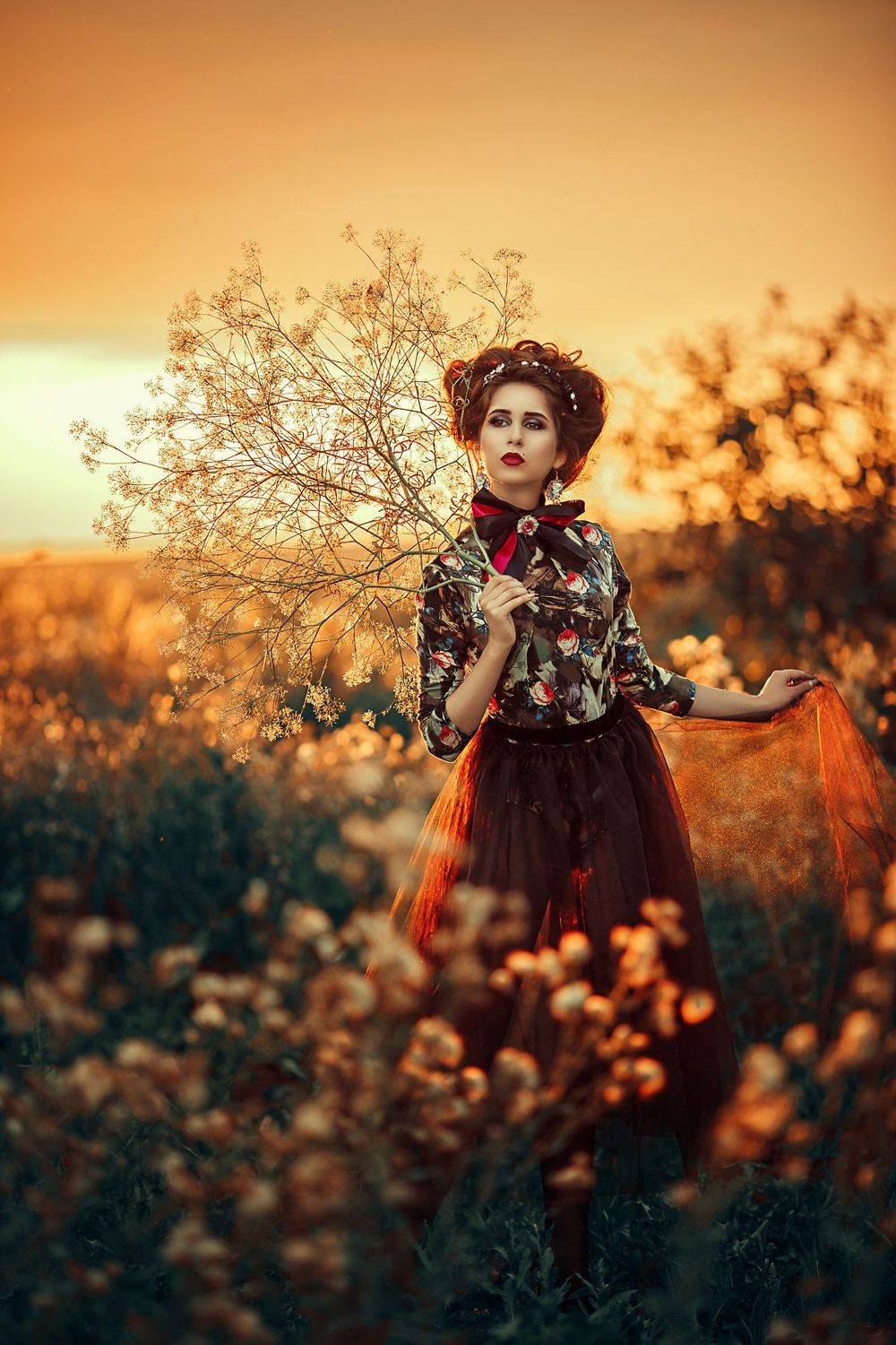 девушка, мода, красота, закат, поле, прическа, барокко, брюнетка, оранжевый, цвет,  красивый свет, Марина Кондратова