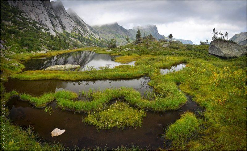 Озеро в Саянских горах фото превью