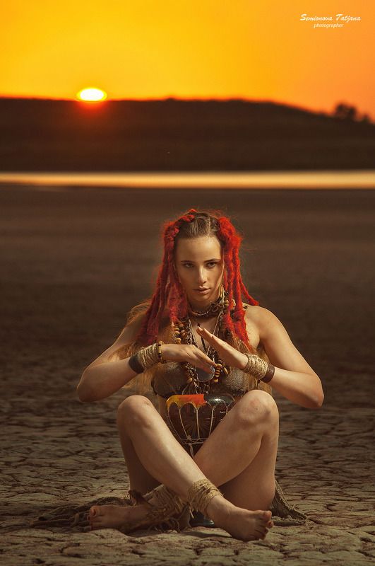 африка, солнце, пустыня, красные волосы, племя, барабан, девушка  Африка фото превью