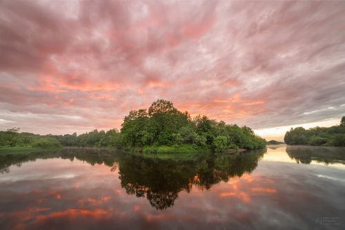 Закат на реке Плюсса. Псковская область