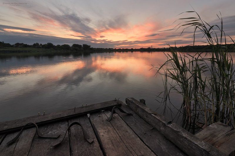 вечер, закат, тишина, отражения, облака, сижа, мостик, река, пруд, озеро, рыбалка, пейзаж Летний вечер фото превью