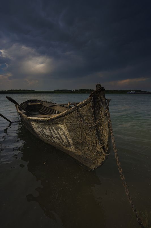 лодка, гроза, река, туча, облако, грозовая туча, Дунай, старая лодка, рыбачья лодка,  Перед грозой. фото превью
