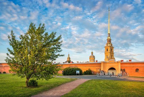 Закатный свет над Петропавловкой