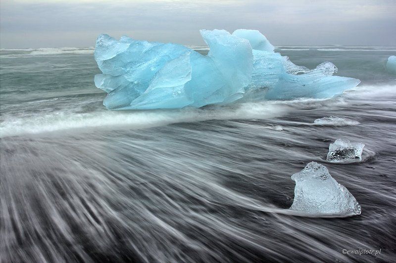 Iceland, Jokursarlon, ice Iceberg on the beach фото превью