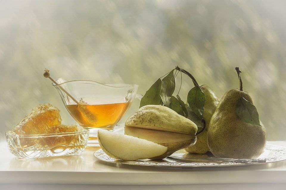 натюрморт, художественная фотография, плоды, груши, красивая посуда, урожай, лето, мед, соты, Ирина Приходько