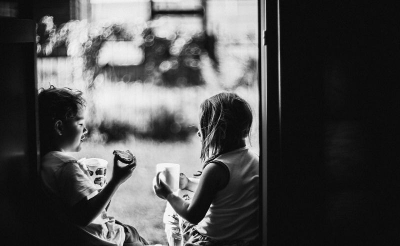 дети, лето, черно-белая, портрет, life style Завтрак фото превью