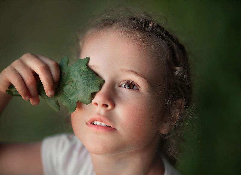 закат ребенок девочка малышка солнце лучи лист забава игра Дашенька фото превью
