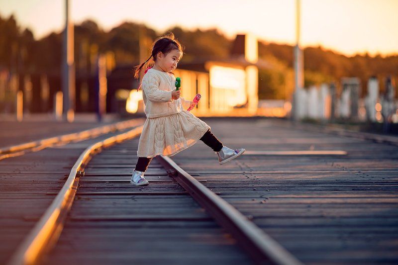 rail, kid, girl, sundown, sunset, golden hour, child, cute, walk, riverside, railway crossing... фото превью