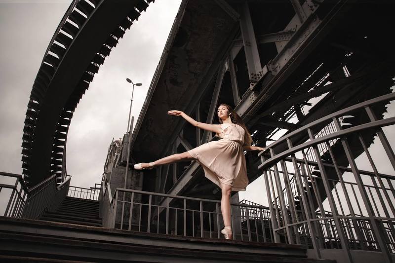 город, танец, танцовщица Город в танце фото превью