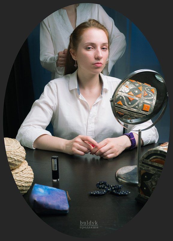 Дама за туалетом фото превью