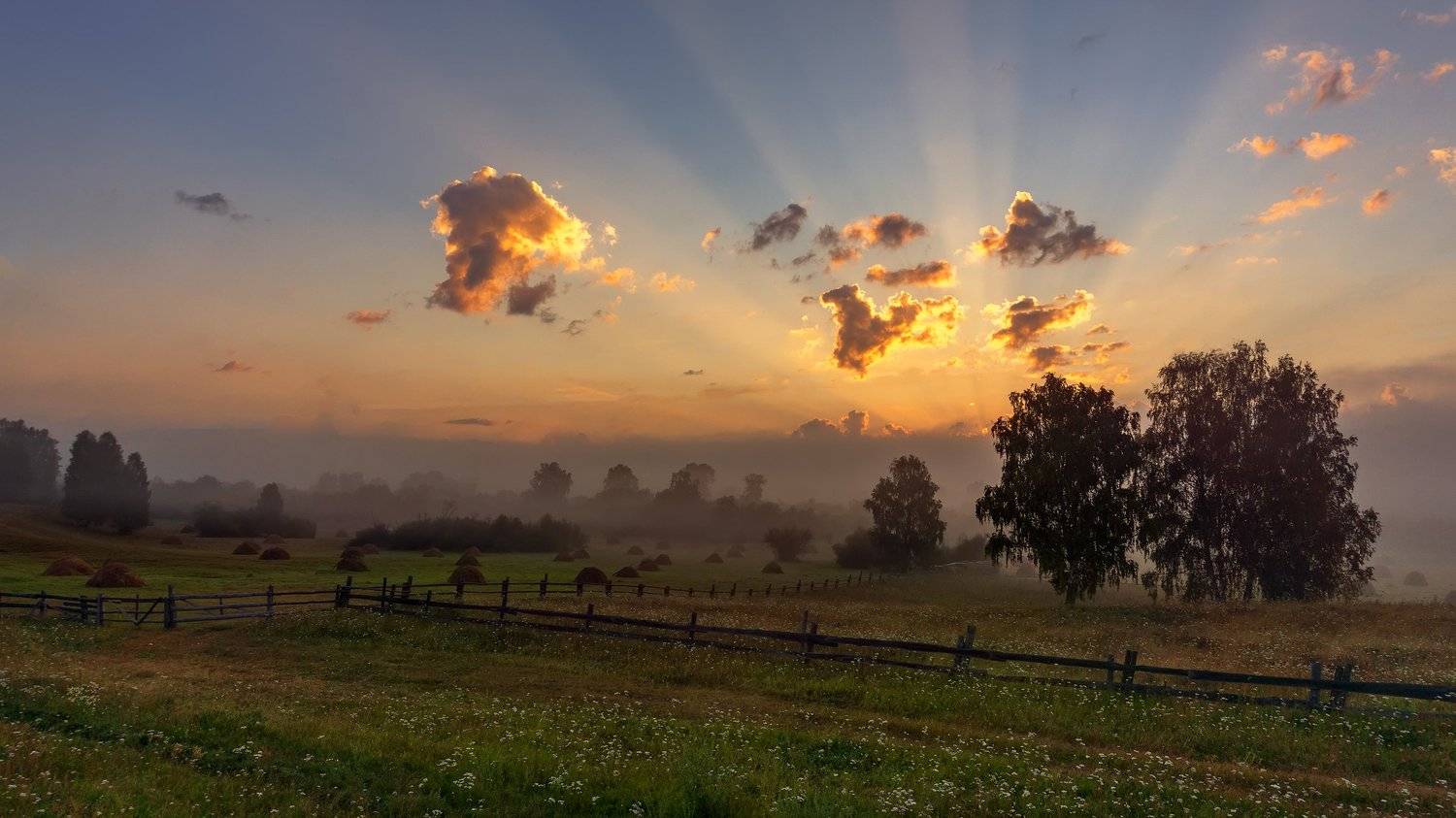 рассвет, восход, лучи, сено, стога, Леонид Максименко