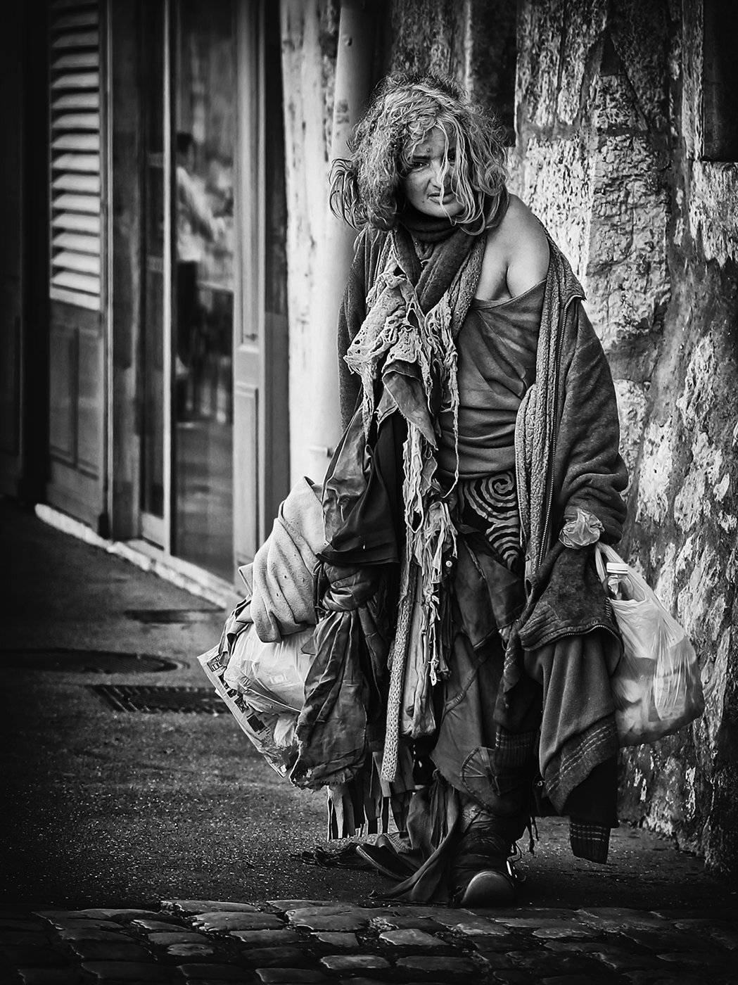 бомж, улица, лохмотья, женщина, оборванка, бедность, брошенность, укор, ALLA SOKOLOVA
