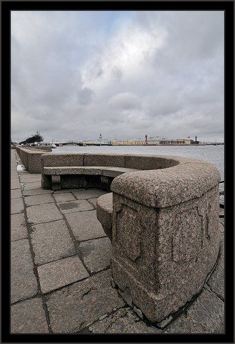 Две простые пасмурные питерские зарисовки с Дворцовой набережной