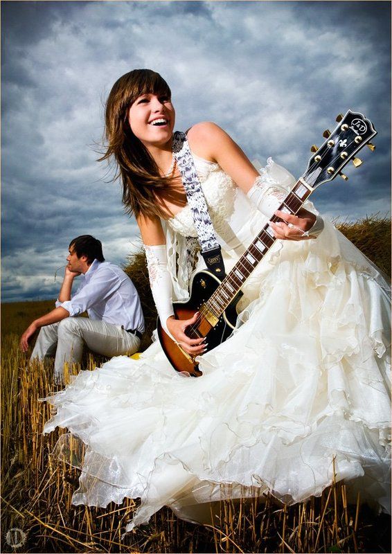 невеста, жених, гитара, поле, небо свадебный рок-н-ролл фото превью