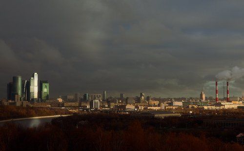 луч света, который будит Москву...