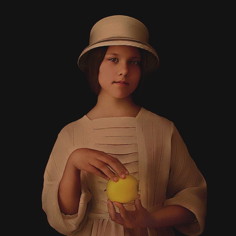 портрет с яблоком. фото превью