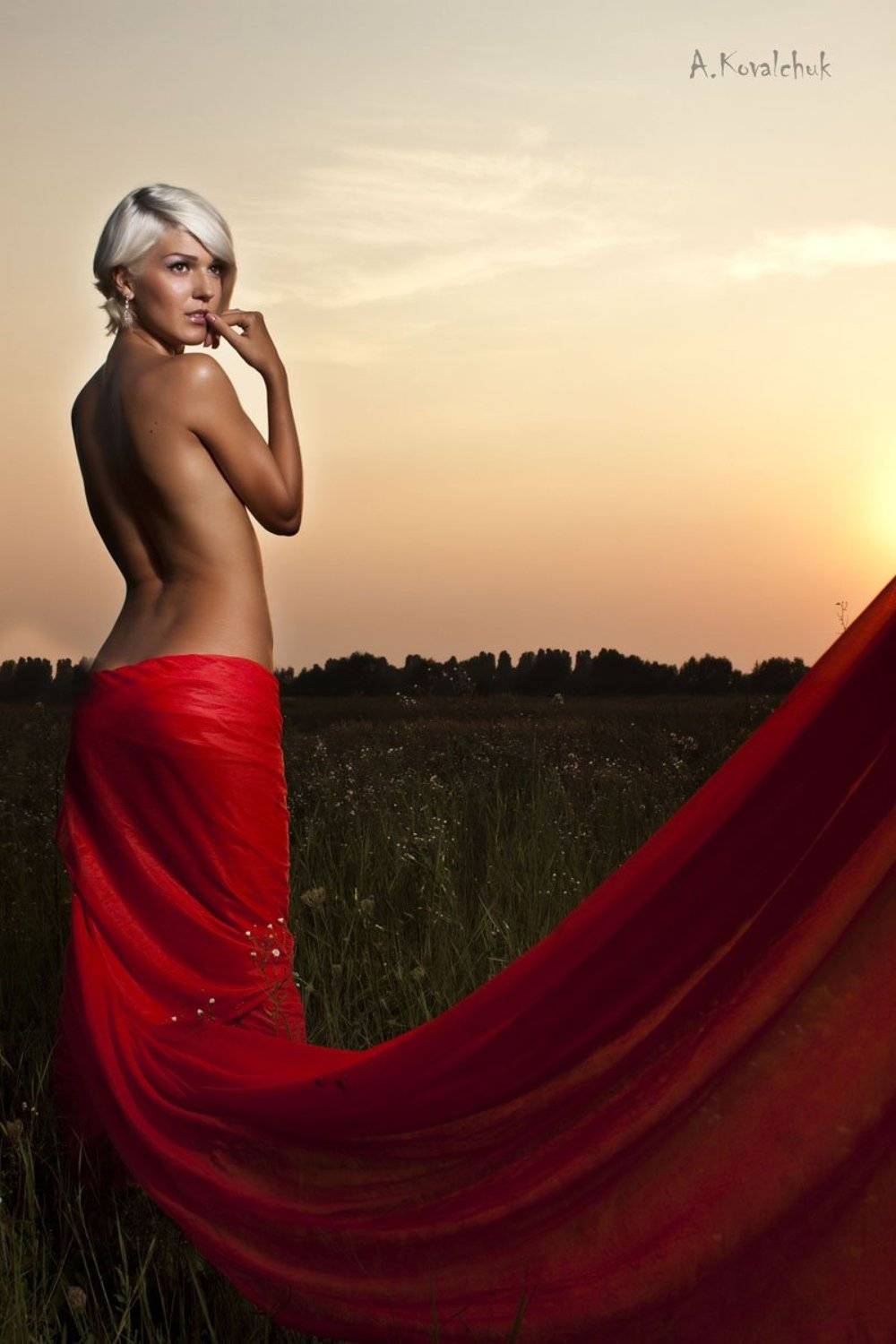 закат, волосы, портрет, глаза, природа, небо, эротика. тело, девушка, красный, ткань, Anton
