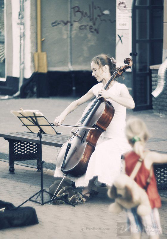 девушка, улица виолончель музыкант тяга к искусству фото превью