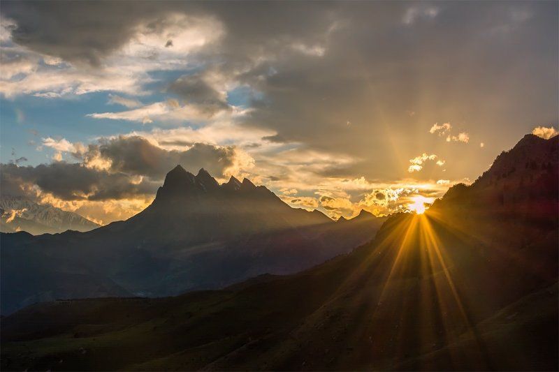 природа, пейзаж, кавказ, горы, весна, вечер, панорама, закат, солнце, небо, облака, свет *** фото превью