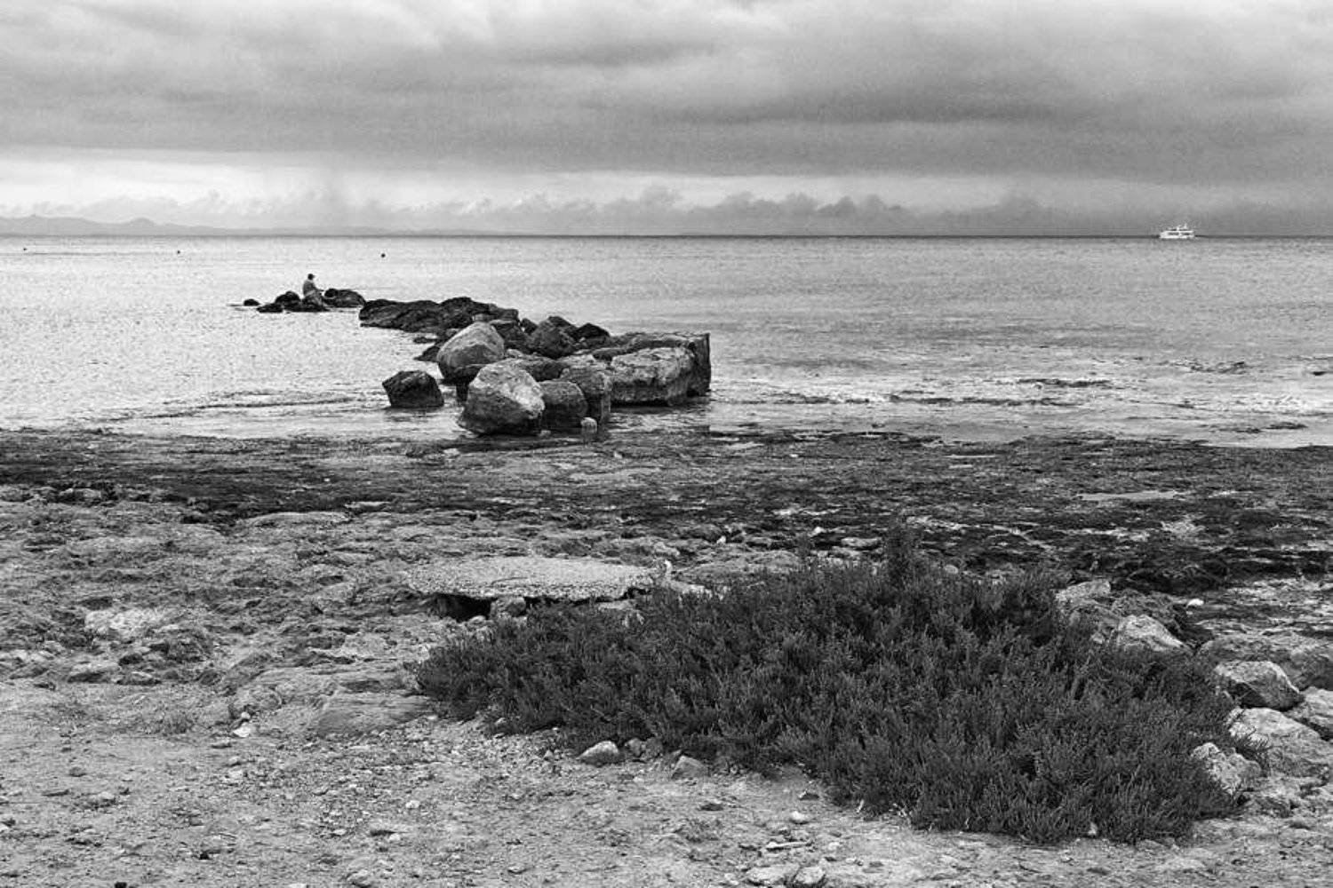 Пейзаж, утро, море, рыбак, единение, природа, тишина, чб, landscape, sea, morning, bnw, bw, Сергей Гойшик