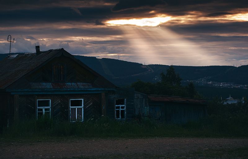 лето, закат, вечер, дом, небо, луч солнца Старый домик фото превью