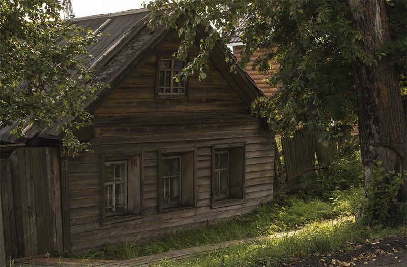 Маленький старый домик. фото превью