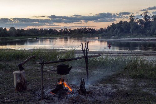 Костер у реки