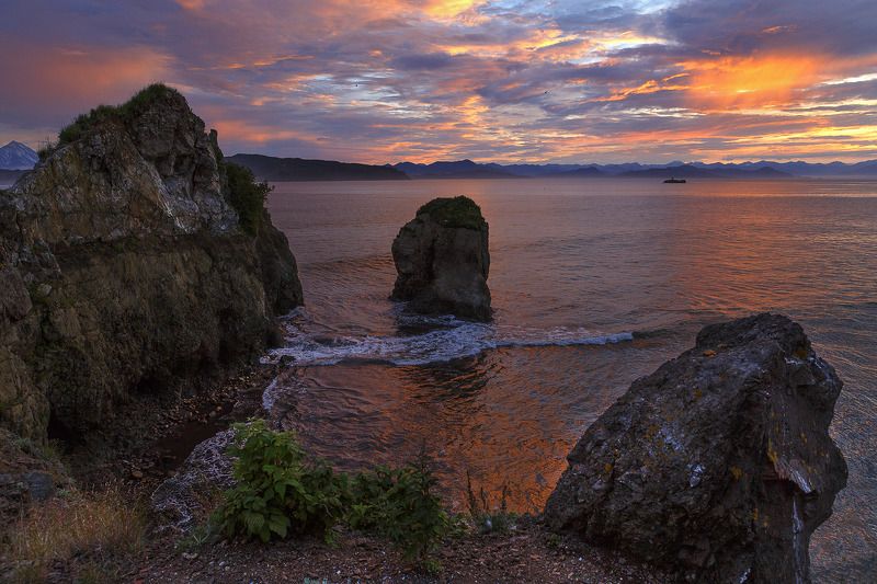 камчатка Пожаром зари сожжено и раздвинуто бледное небо фото превью