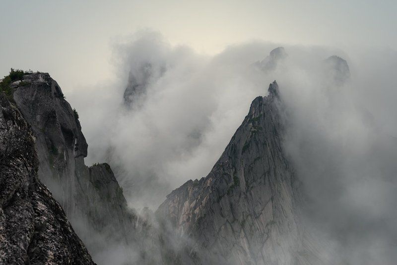 природа, пейзаж, красивая, большой, высокий, горы, скалы, вершина, пик, камни, туман, облака, густой, ергаки, саяны, красноярский край, путешествие, туризм, поход Про туман и скалы фото превью