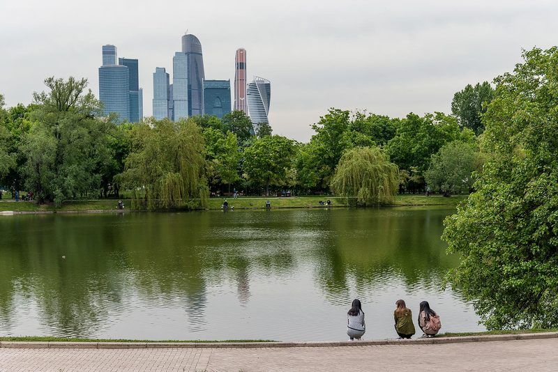 Москва, Moscow, здания, архитектура, Москва-сити, Moscow city, пруд, парк, зелень, девушки, озеро Умиротворение  фото превью