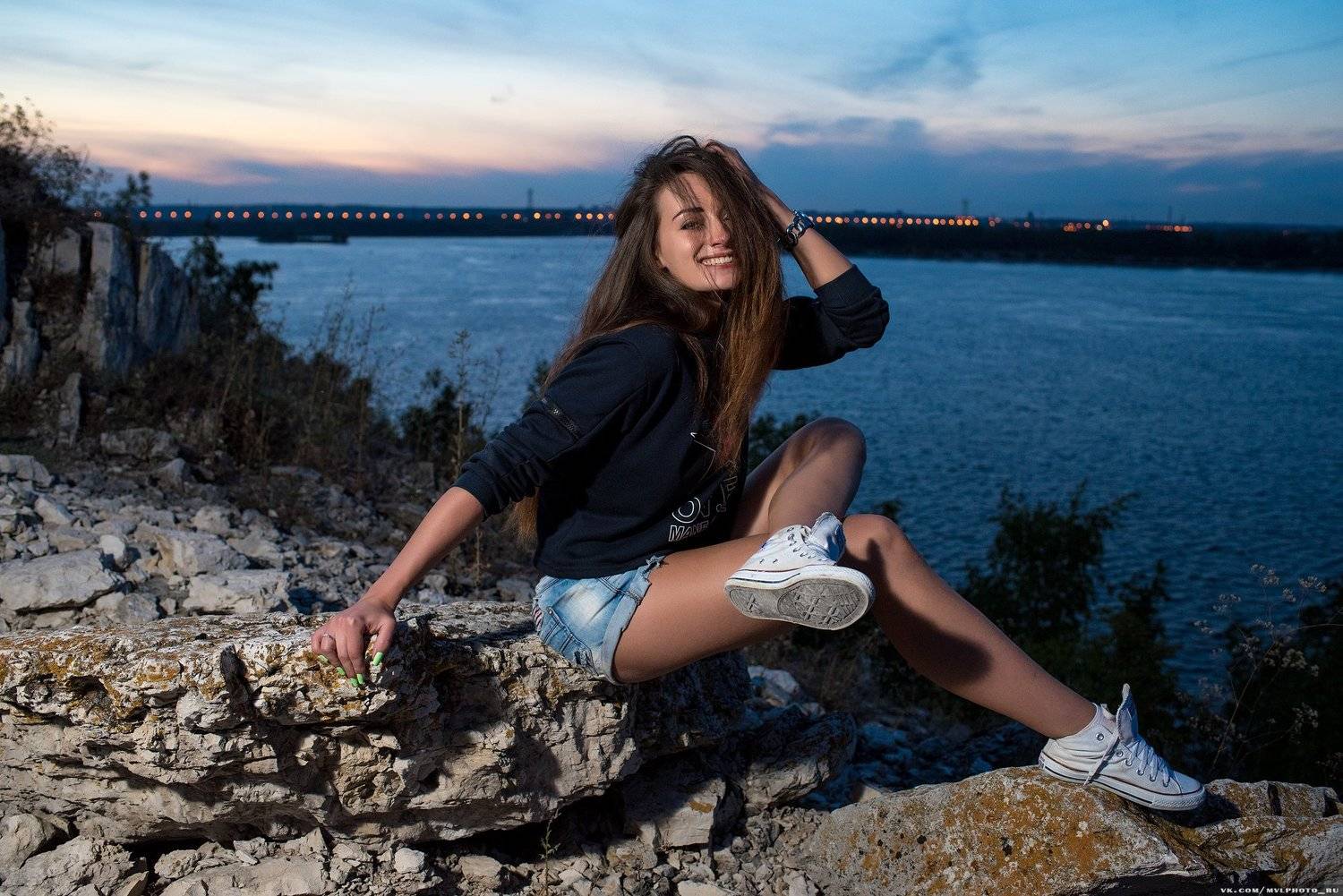 природа, горы, вода, река, огни, девушка, волосы, режимное время, улыбка, шорты, Вадим Миронов