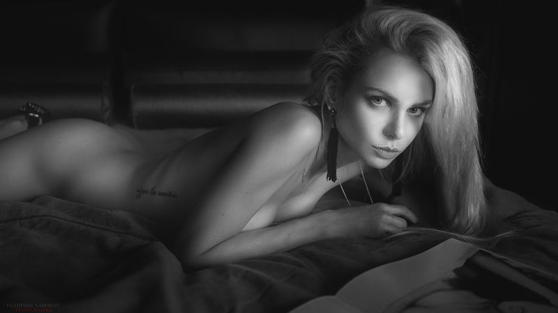 модель фотограф журнал чб  читая журнал  фото превью