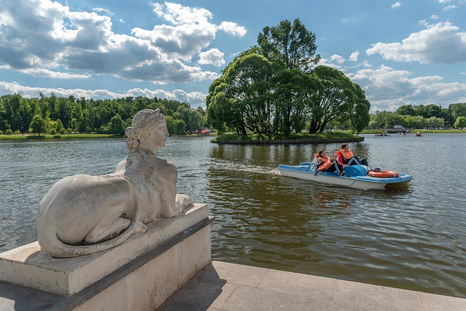 Парк, Царицыно, Москва, пруд, дерево, катамаран, двое, памятник, сфинкс, Борис Недосеков