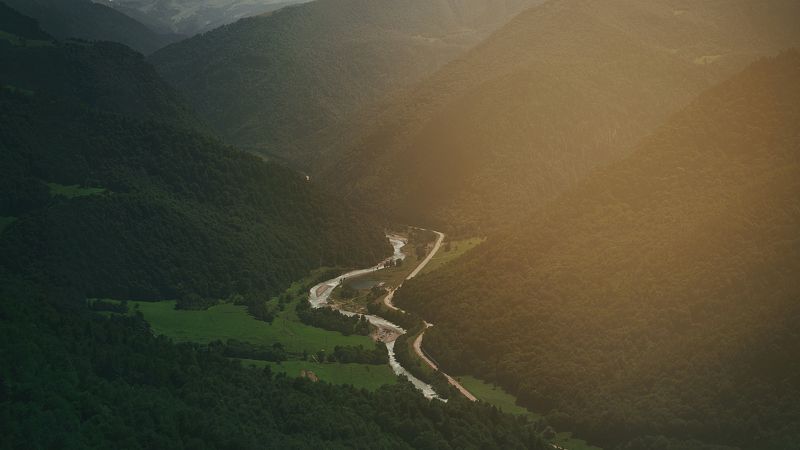 пейзаж, природа, горы, река, дорога, склон, Кавказ, свет Два пути фото превью