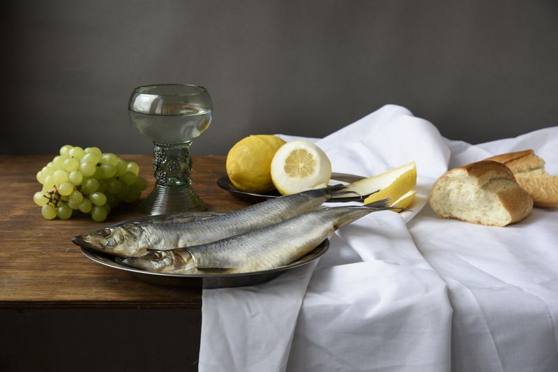 селедка, селёдка, натюрморт с селедкой, виноград, хлеб, лимон, еда Натюрморт с селедкой фото превью