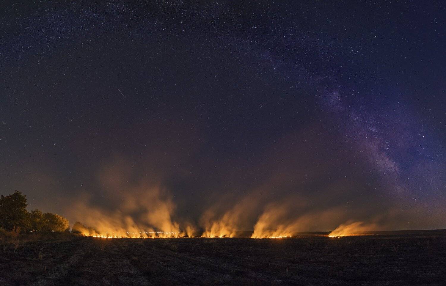 горящие поля, млечный путь, огни, ночь, звезды,milky way, stars, burning fields, fire, smoke, Даниел Балъков