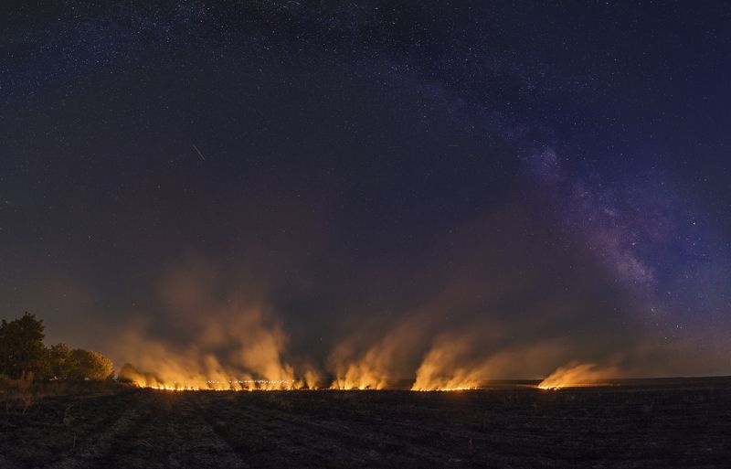 горящие поля, млечный путь, огни, ночь, звезды,milky way, stars, burning fields, fire, smoke Земные и небесные огни. фото превью